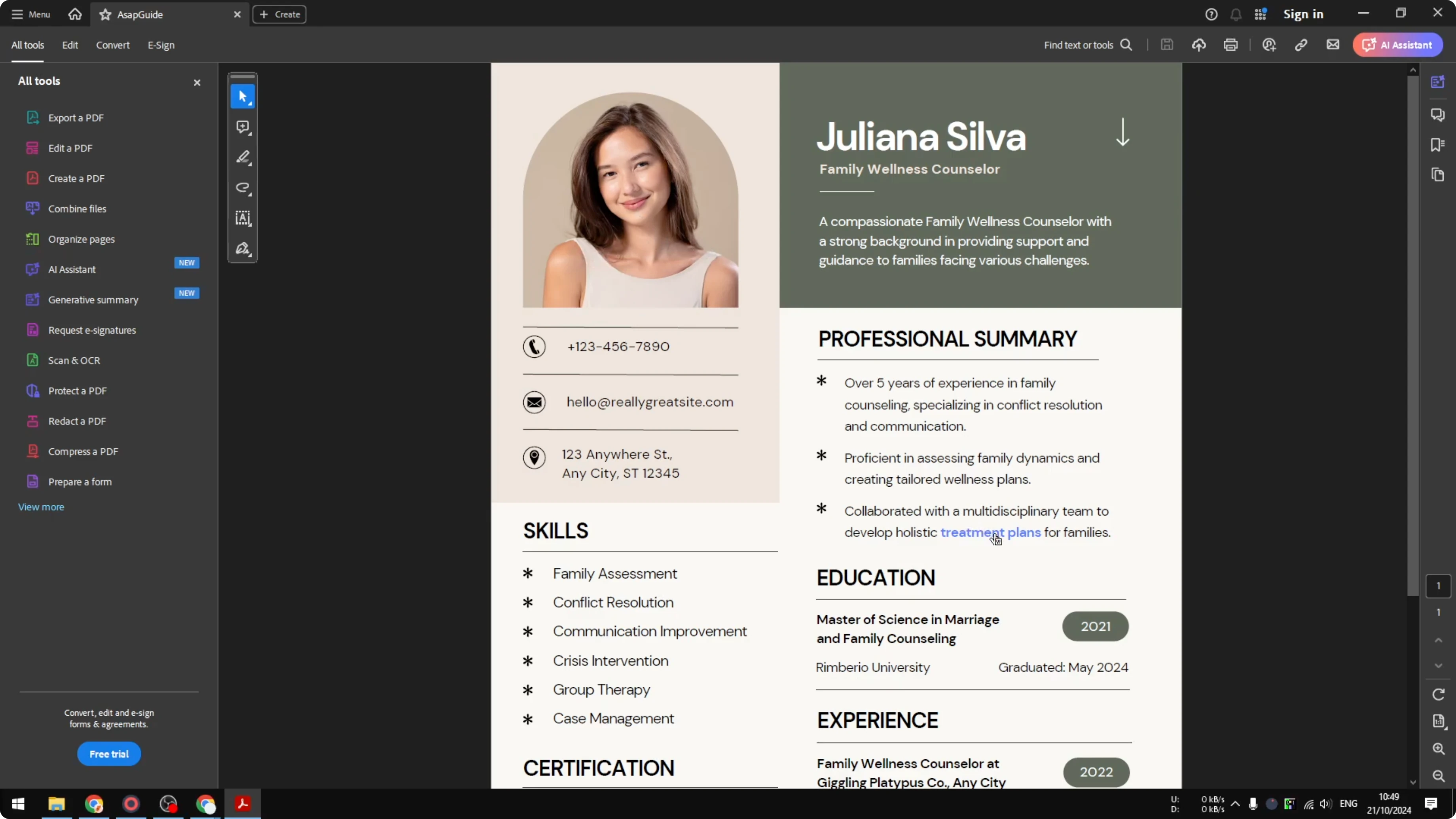 Screenshot from How to Add Hyperlinks in Canva Resume at 140s